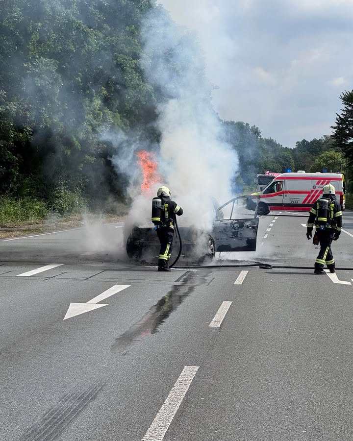 — Fahrzeugbrand auf der Brinkstraße in Dinslaken —