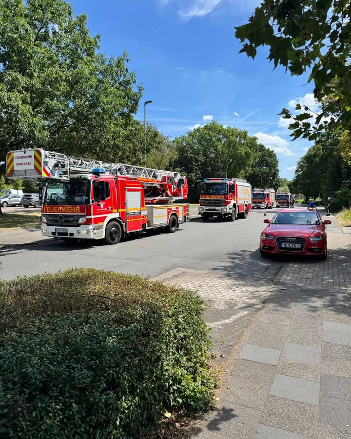 — Vollalarm für die Feuerwehr Dinslaken: Drei zeitgleiche Einsätze fordern Einsatzkräfte —